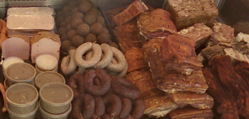 Hausgemachte Spezialitäten in der Vitrine: Schweinsbraten, Blut- und Leberwurst, Geselchtes
