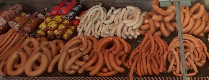 Wurstspezialitäten der Familie Steibl im Regal: Knacker, Käsekrainer und Jausenwurst